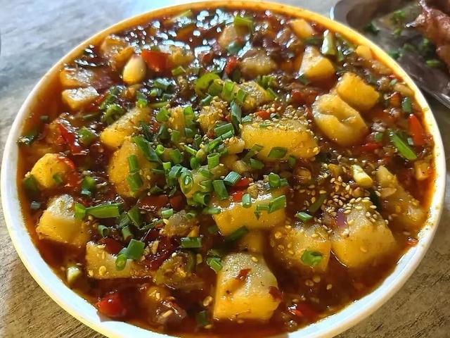 比西昌人少，比昆明更近！高铁直达20℃小众春城，赏花摘果泡温泉！3元草莓吃到撑~