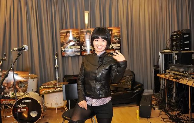 她连续5次上春晚，私下却和恩师同居怀孕被骗流产，现在57岁单身