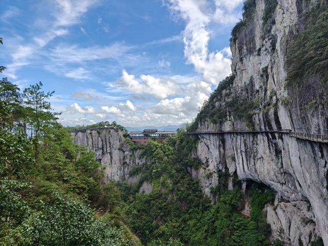 仙居县饭蒸岩景区，横看成岭侧成峰，远近高低各不同