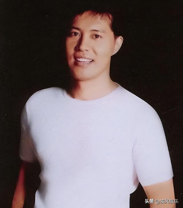 他娶生病变胖女演员，恩爱27年无绯闻，如今59岁儿女双全很幸福