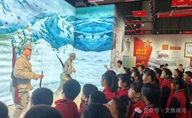 周末向北，去济南这个小县城里摘桃、吃鸡、泡温泉，恣儿得很！