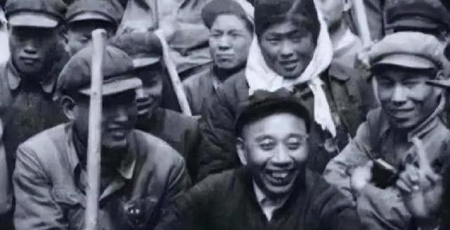 1950年，新疆20万老兵打光棍，王震一句话，10万女兵进入新疆