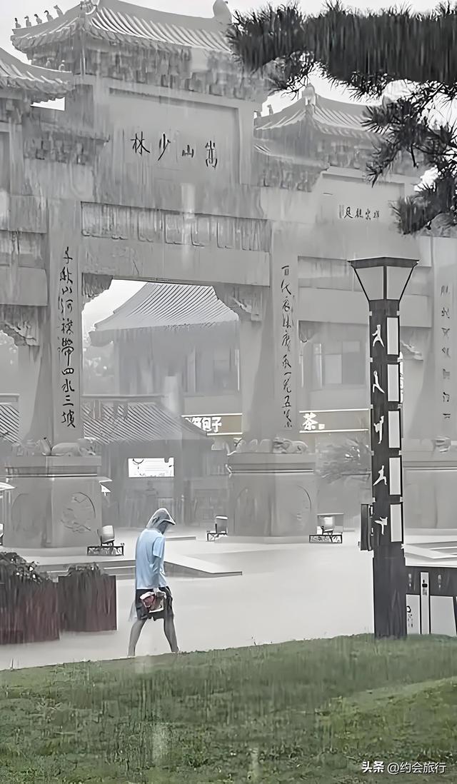 花80游少林寺，游客淋雨骂声大，少林寺：文物比人金贵？