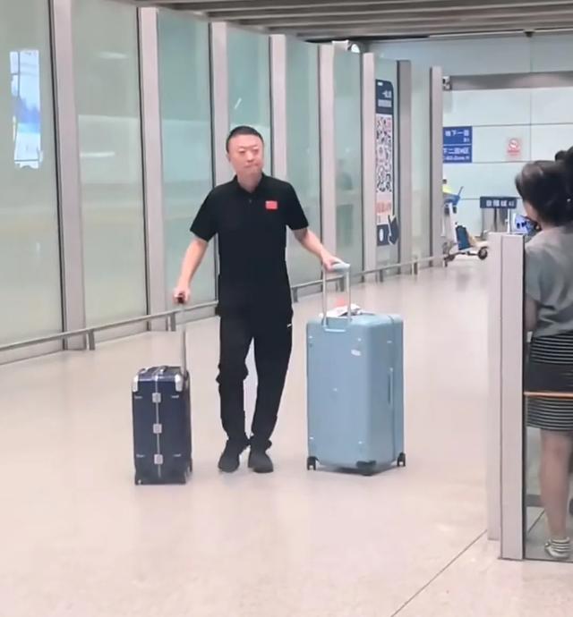 国乒日本返程北京，马琳一路最忙，请王楚钦签名，喊孙颖莎登机！