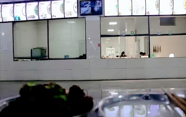 北京下了死命令，2027年底前，所有中小学必须告别“校外配餐	”