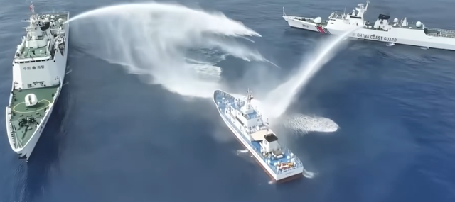 菲船仙宾礁持刀挑衅	，中国海警水炮横扫，小马科斯想用血留住美国