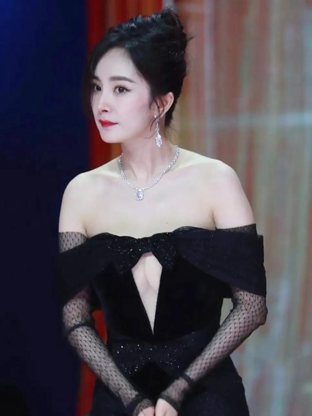 杨幂身穿一袭黑色性感礼服裙，身材有料很是性感“撩人	”