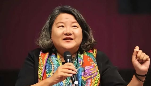 陈凯歌前妻洪晃京郊院子曝光，百平空地长草，网友：哪像名门小院