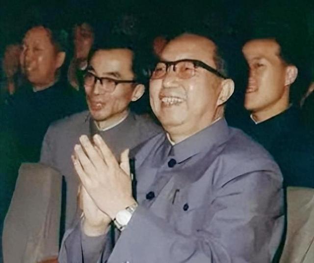 周恩来逝世后谁当总理，毛主席力推一人，此人婉拒：您考虑别人吧
