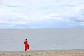 重读《瓦尔登湖》才明白：离人群越远，离自己就越近图片