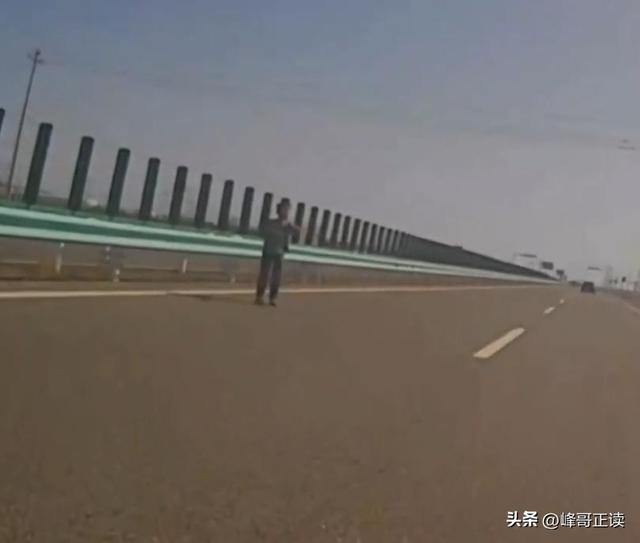 亲爹把儿子扔新疆国道上！妈妈烈日徒步1.5公里寻找，后续很寒心