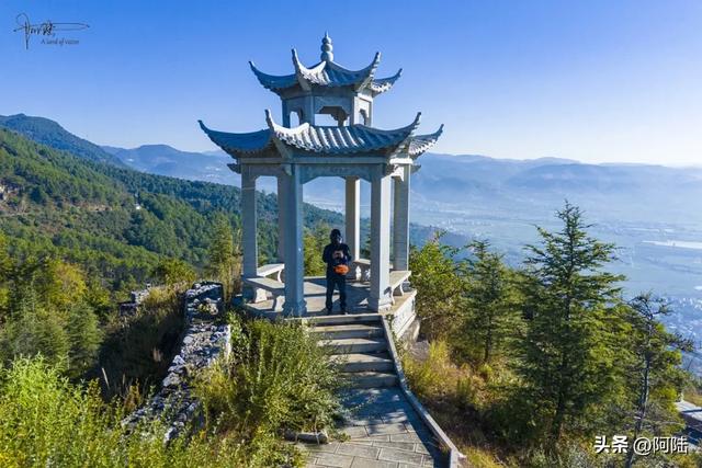 大理郊外的G214国道有个观景台，是只适合骑友去打卡的好去处