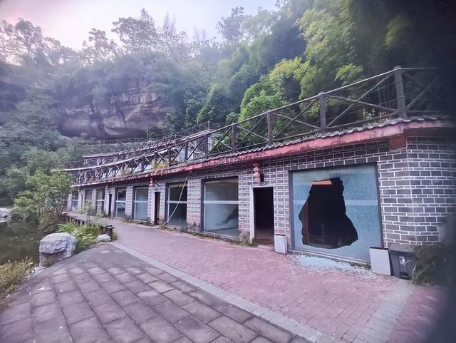 重庆值得佩服的景区酒店，景区荒废酒店还在，位置偏僻却依然坚持