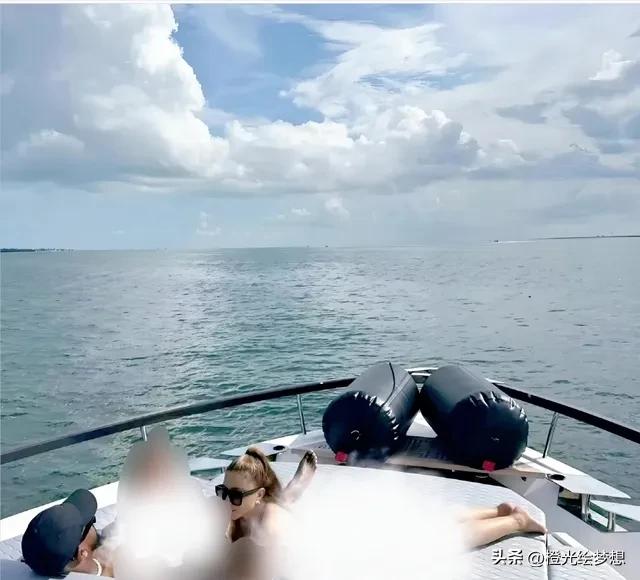 50岁富婆海上激吻小男友?闺蜜当场看呆!网友:这状态太绝了…