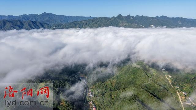 栾川县重渡沟示范区：雾漫山乡景如画