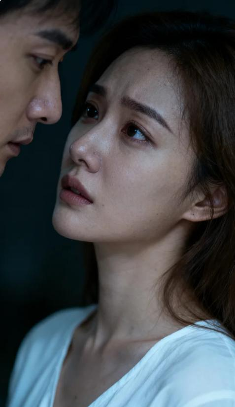 女人想和你发展“情人关系”，不会直说，而会默默给你这4个信号