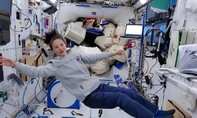 技不如人？神十九回家，中国航天员出舱抬着走，美国的却能走出来