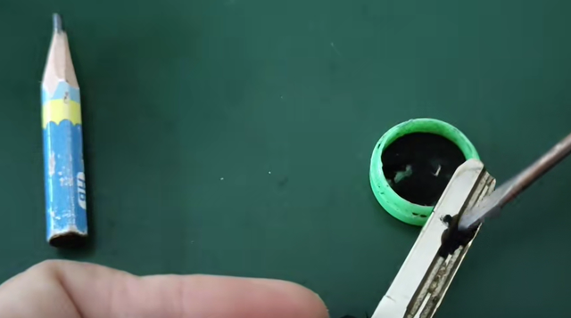 钥匙插入锁孔很困难，怎么办？老师傅有奇招！一根蜡烛就能修好
