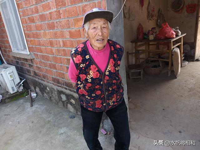 “家有一老，如有一宝”——这不	，骑单车回老家看望94岁的妈妈！