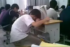 学校禁止学生骑电动车，学生和家长不搭理，碰上一种人，却秒怂了图片