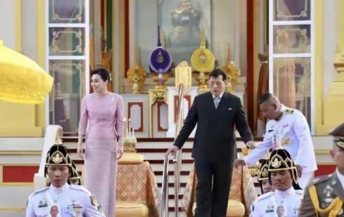 真不可思议！泰国国王在灵光寺拜佛，面对高僧，是真跪啊！