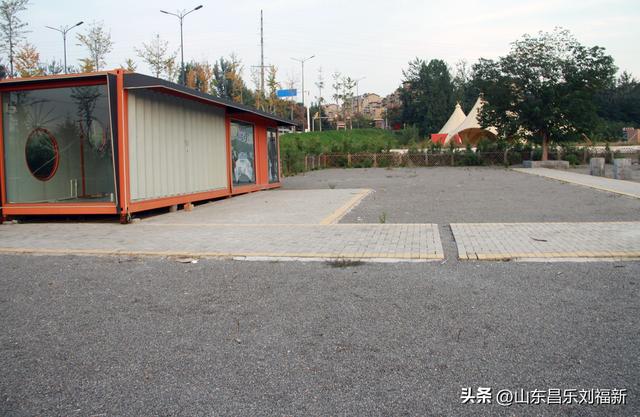 一河两路东端的烧烤场一带暮秋景色