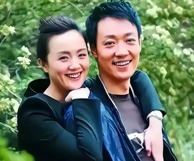 朱媛媛去世不到半年，辛柏青身边多了个长发美女，脸上笑容藏不住