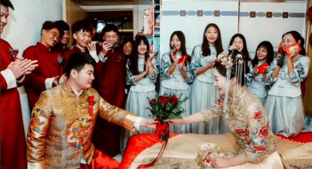 和朱小伟离婚4年，耗尽人气后"回心转意"的陈亚男，原形毕露了