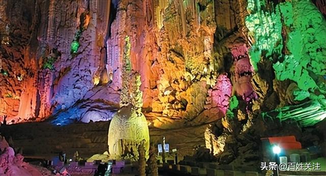 今天，《人民日报海外版》整版推荐贵州“清凉旅游”