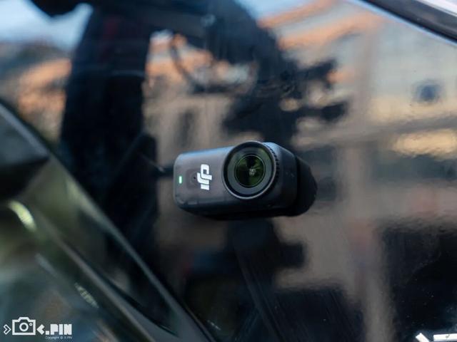 大疆出了款一千多的拇指相机，跟友商玩起了贴身肉搏？