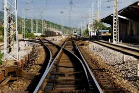 你敢相信么？我国每年换下的百万吨铁轨，竟然都被填埋了？图片