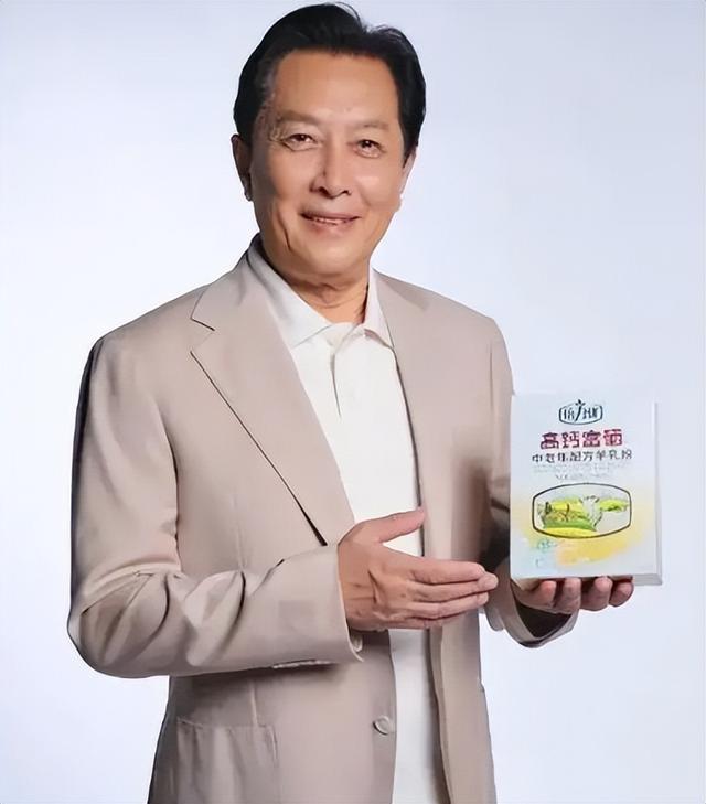唐国强现场观看阅兵，观礼台上笑容满面，评论区恶心的一幕出现了