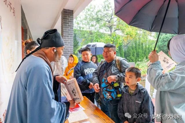 秋雨无阻思乡人洪洞大槐树景区国庆雨中演出互动显温情