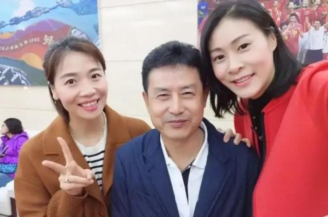 陈忠和久违现身：68岁弓腰驼背，老得不敢认，二婚娶女排弟子为妻