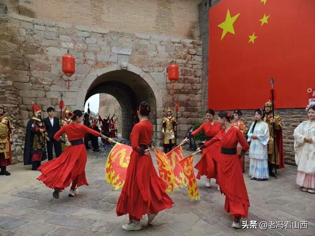 山西介休 张壁古堡，红了！
