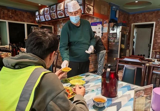 大量香港游客涌入新疆，不看景点不吃羊肉串，跑这么远是想啥？