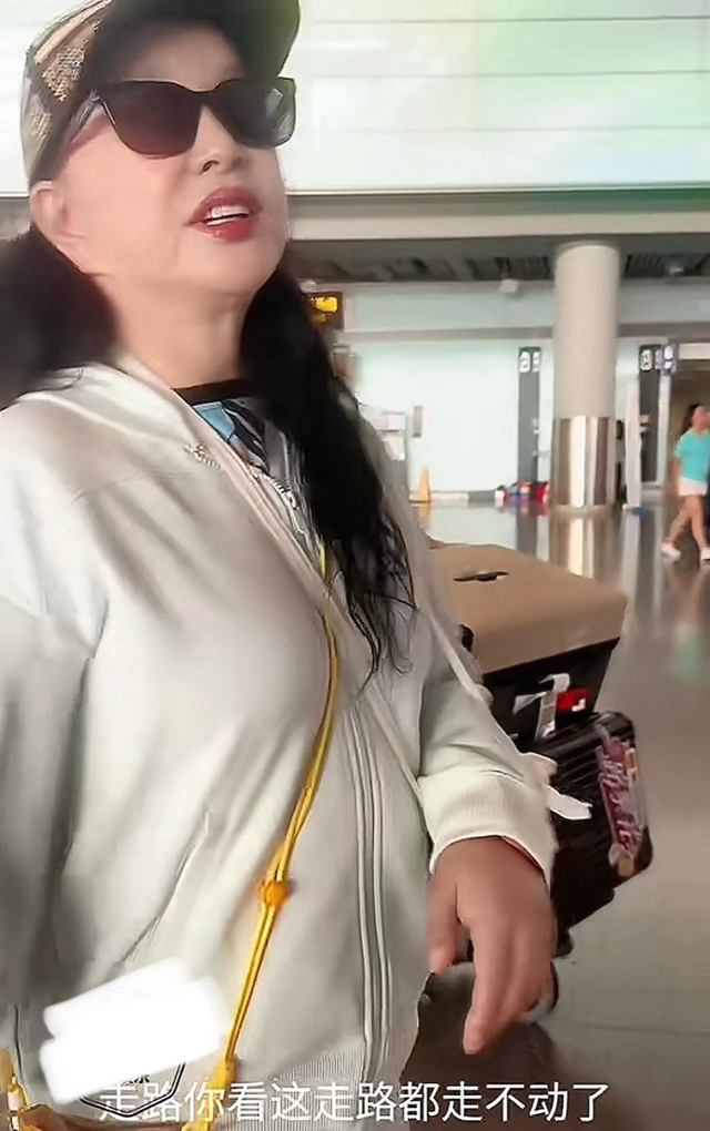 钱再多有什么用？刘晓庆意外摔倒、反应迟缓	，令人担心的事发生了