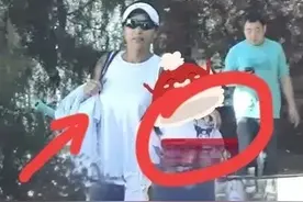 曝54岁瞿颖已当后妈！与俩女儿打网球，胸部下垂抢眼 男友十分帅气图片