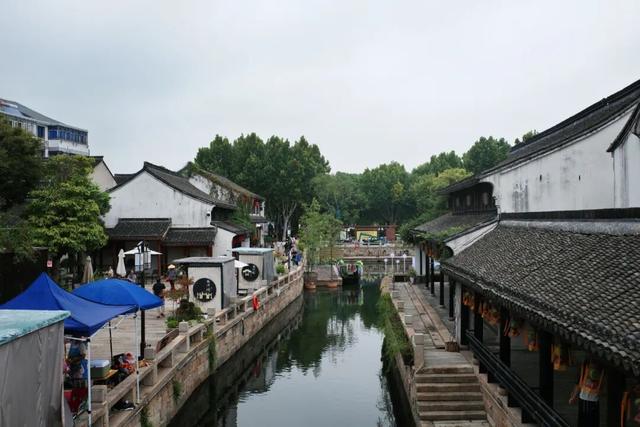 挖到一座人少好吃又清净的小城，现在买票出发还来得及！