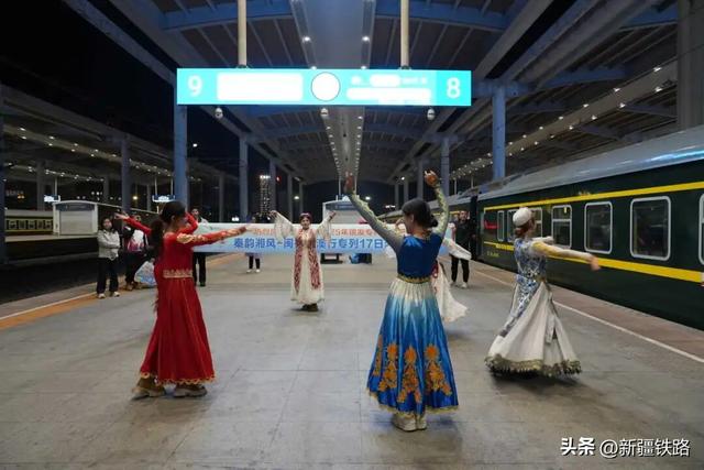 新疆铁路2025年第70列银发旅游专列鸣笛启程
