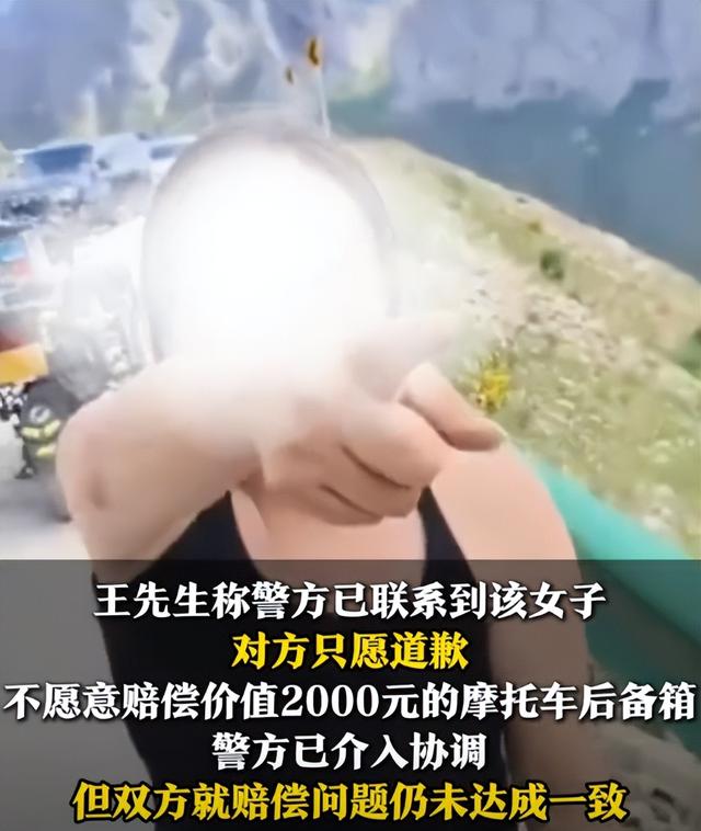奔驰女已社死，逆行后辱骂威胁骑手，警方通报，正脸曝光太丢人