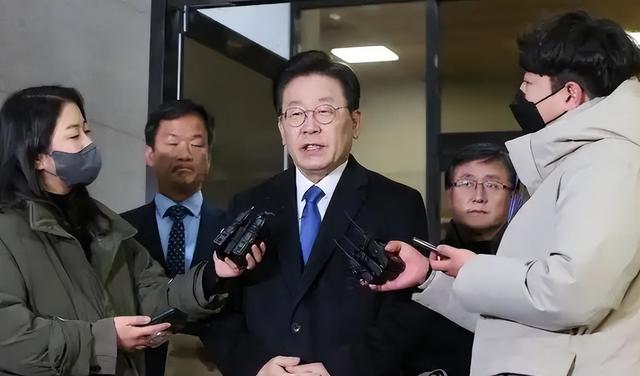 尹锡悦“垂死挣扎”？再度以病重为由，拒绝出庭，但李在明不会放过他，准备下狠手，最后关头绝对不容有失