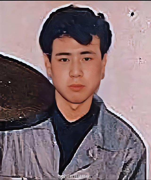 3岁丧父，吃姐姐奶水长大，成名后为8个哥姐买房，如今成全家骄傲