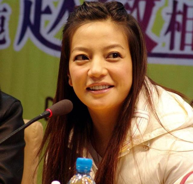 封杀4年	，赵薇做梦也没想到，如今56岁哥哥竟成了自己的“救赎”