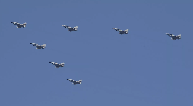 越南打破默契当出头鸟！首次派军舰闯台海，解放军出动33架次军机