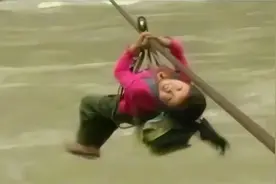 被一张照片改变一生：8岁就飞渡怒江火遍全国的溜索女孩，16年后怎么样了？图片