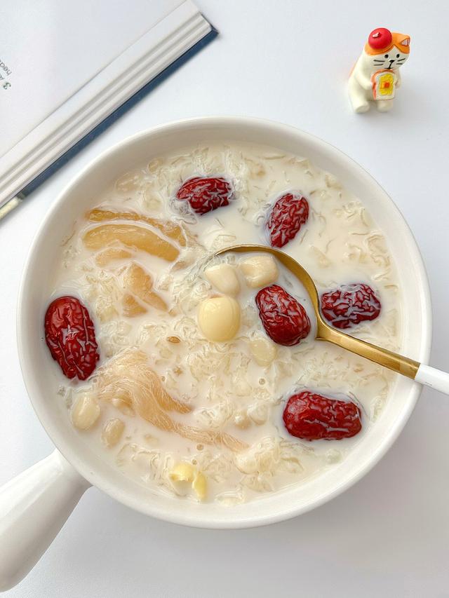 银耳花胶莲子汤的功效与作用 2025年银耳花胶莲子汤的功效与作用是什么