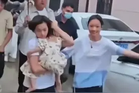 一声大喊“别动”小全可能又要上热搜了，人类幼崽谁又能拒绝呢图片