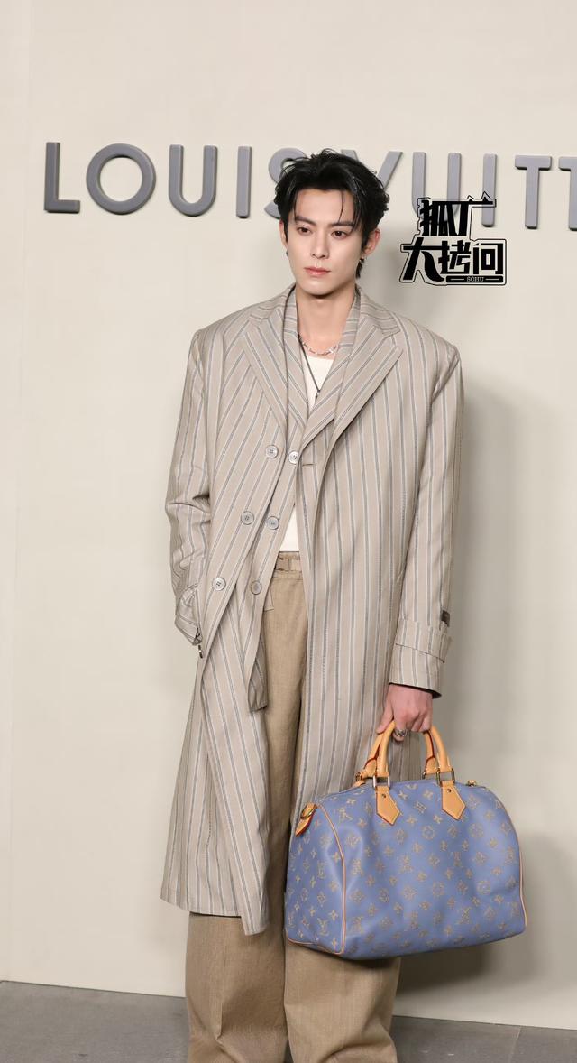 这一夜，全程冷脸、穿蓬蓬裙的巩俐	，让所有人见识了她的江湖地位