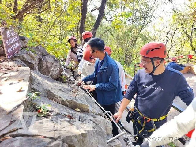 红叶季，在枣庄抱犊崮崖壁上拍到我的人生照片！